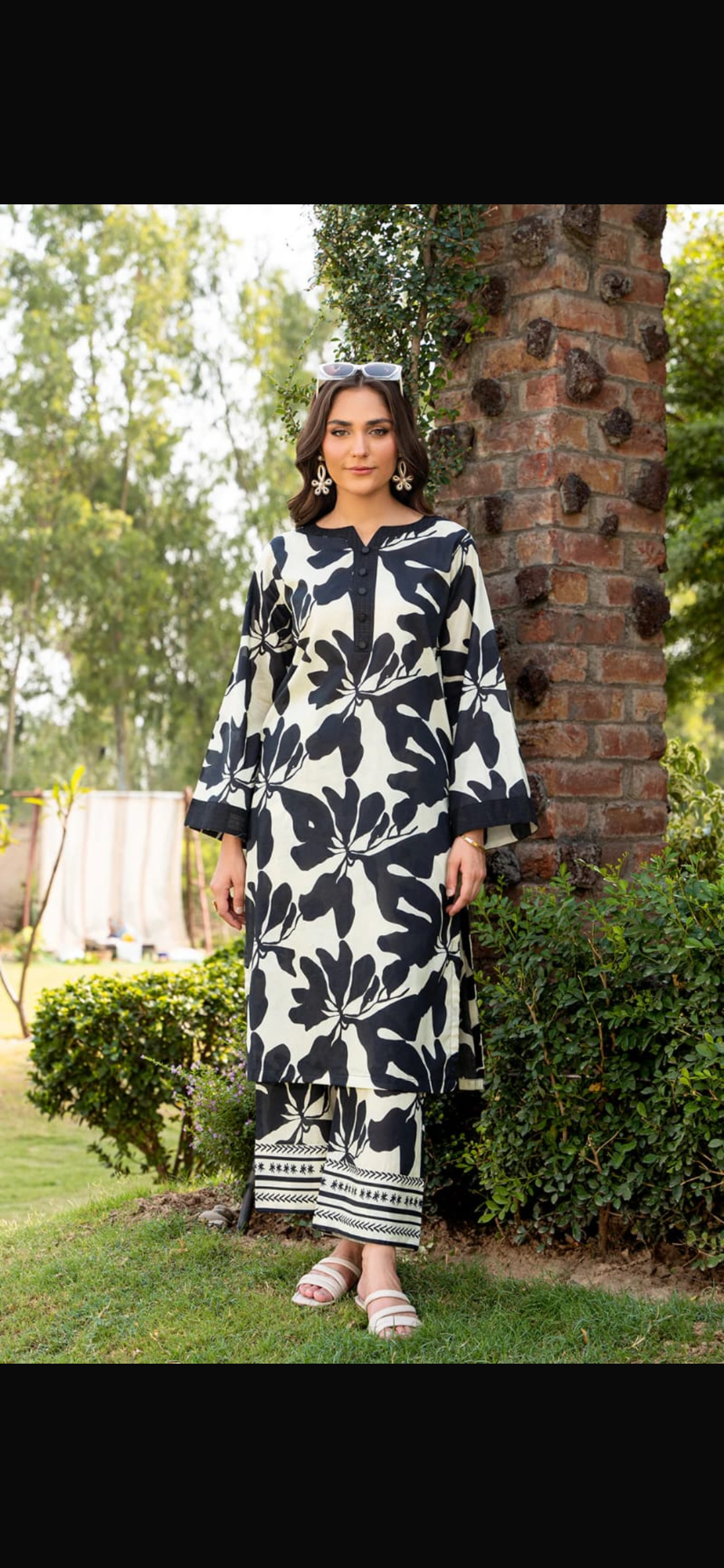 BLACK AND WHITE SUIT KH8